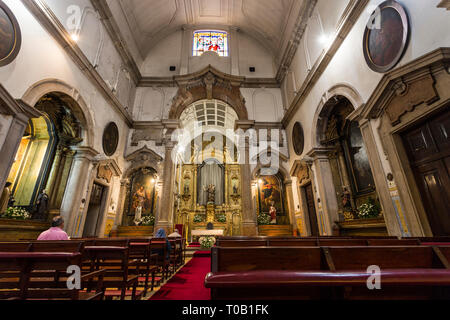 Vista dell'interno della chiesa di Nostra Signora della Vittoria (Igreja de Nossa Senhora da Vitoria), con architettura in stile neoclassico e la pala d altare barocco, in occasione del Consiglio di Lisbona Foto Stock