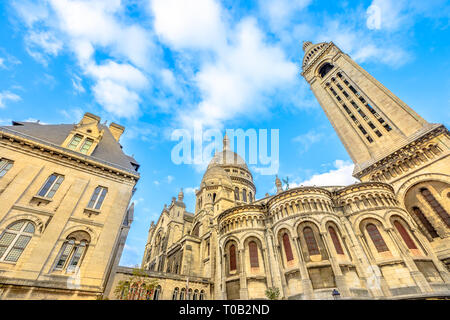 Vista dal basso del Sacre Coeur basilica lato posteriore a Montmartre. Chiesa del Sacro Cuore di Parigi in Francia e d'Europa. Popolare attrazione religiosa a Parigi Foto Stock