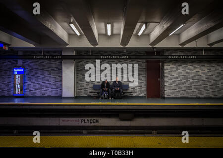 MONTREAL, Canada - 3 Novembre 2018: le persone in attesa di una metropolitana in place des Arts piattaforma della stazione, linea verde, seduta su una panchina. Azionato da STM, Foto Stock