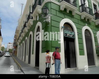 SAN JUAN, PUERTO RICO-MARZO 2017: due persone in piedi all'angolo delle strade a ciottoli della città vecchia di San Juan, Puerto Rico. Foto Stock