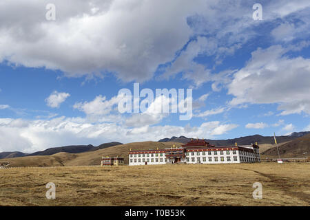 Vista su tradtitional monastero tibetano Jinlong Gompaculture da Tagong prateria in Cina Foto Stock