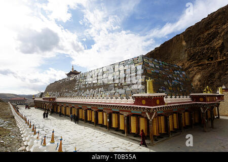 Pellegrini a mani lungo muro di pietra a Ser Gergyo (Ani Gompa) convento, Tagong, Sichuan, in Cina Foto Stock