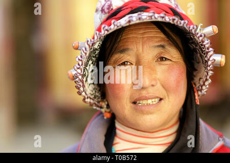 Ritratto di donna pellegrino al Gompa Ani monastero, Tagong, Sichuan, in Cina Foto Stock