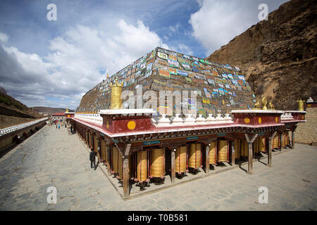 Pellegrini a mani lungo muro di pietra a Ser Gergyo (Ani Gompa) convento, Tagong, Sichuan, in Cina Foto Stock