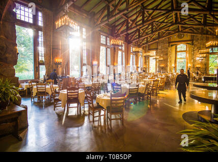 La sala da pranzo, l'Hotel Majestic, Yosemite in California Foto Stock