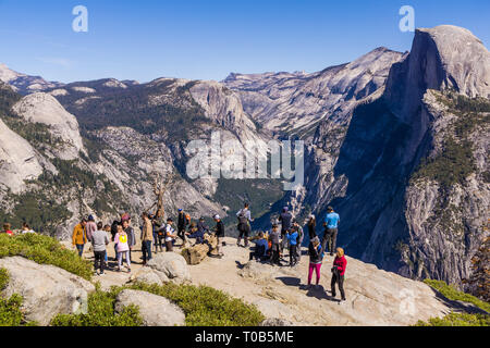 I turisti la visualizzazione di mezza cupola nel Parco Nazionale di Yosemite in California Foto Stock