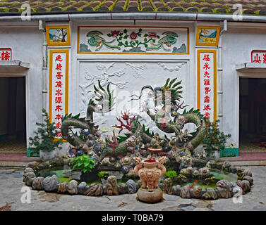 Un drago pond nei motivi di Phuoc Kien (o Fukian, Fujian o Phuc Kien) Assembly Hall costruito nel 1697 da mercanti cinesi nella storica UNESC Foto Stock