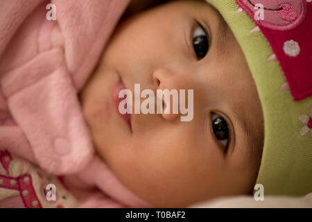 Ritratto di una bambina vestito in abiti caldi. Foto Stock