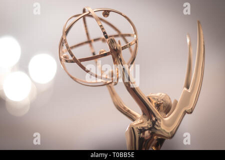 Soffice luce incandescente sulle caratteristiche di un Emmy Award statua. Foto Stock