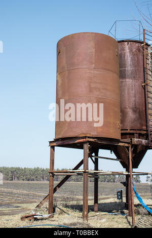 Ferro da stiro, intorno alla torre d'acqua per l'agricoltura. Torre per immagazzinare l'acqua. Foto Stock