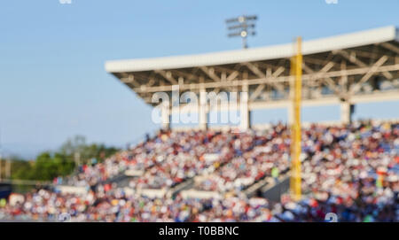 Sfocare lo sfondo dei tifosi settore nella partita di baseball Foto Stock