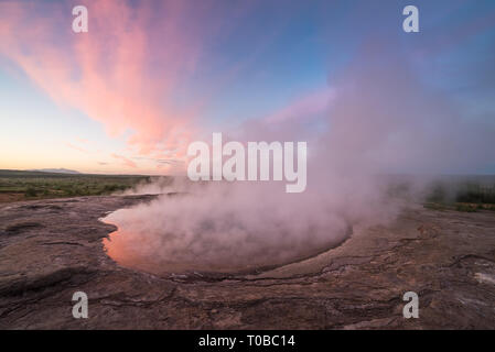 Il lago di valle geotermale. Posto vicino alla Strokkur geyser. Attrazione turistica di Islanda. Il giorno polare Foto Stock
