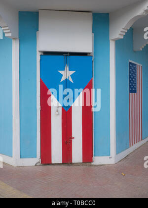 Rincon, Puerto Rico. Gennaio 2019. Porta in legno con il Puerto Rican bandiera dipinto su di esso Foto Stock
