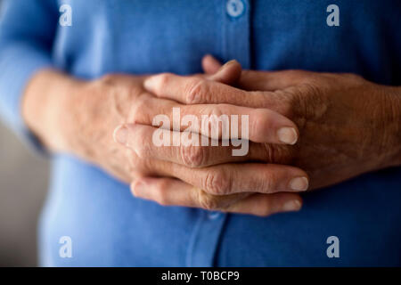 Senior donna di mani giunte insieme. Foto Stock