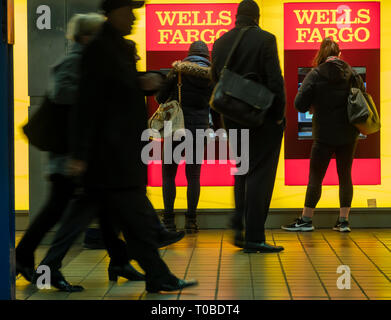 I clienti utilizzano un Wells Fargo ATM nel Times Square la stazione della metropolitana di New York il Martedì, Marzo 12, 2019. (© Richard B. Levine) Foto Stock