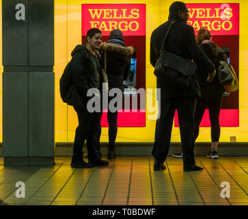 I clienti utilizzano un Wells Fargo ATM nel Times Square la stazione della metropolitana di New York il Martedì, Marzo 12, 2019. (© Richard B. Levine) Foto Stock