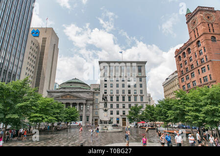 Montreal, Quebec, Canada. Guardando attraverso di Notre-Dame Street West a Place D'Armes dalla Basilica di Notre Dame in Old Montreal. Foto Stock