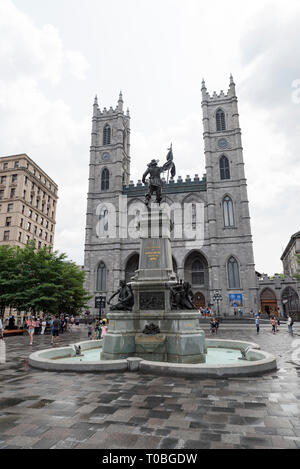 Montreal, Quebec, Canada. Monumento Maisonneuve nel centro di Place d'Armes nella vecchia Montreal, dalla Basilica di Notre Dame in background. Foto Stock