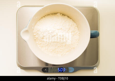 Passo dopo passo la ricetta per preparare un gustoso challah, 500 grammi , 18 oz o 4 tazza di farina, su un grande vaso porcelan, vista dall'alto su un backgr giallo Foto Stock