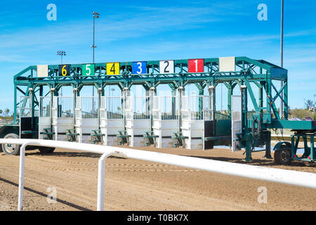 Un vuoto di partenza porta numerati da uno a sei attende il caricamento di cavalli purosangue per la prossima gara sul lato sporco della pista al Rillito Park Race Foto Stock