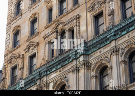 Montreal, Quebec, Canada. Dettagli della porzione della storica St James Hotel visto dalla intersezione di Saint Pierre e Saint Jacques strade. Foto Stock