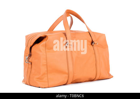 Arancio-marrone borsa in pelle per riporre le cose e che viaggiano su un isolato bianco sullo sfondo. Bagaglio a mano valigia Foto Stock