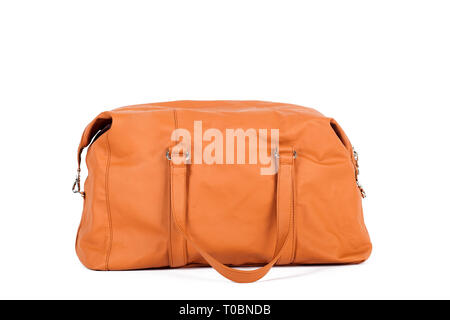 Arancio-marrone borsa in pelle per riporre le cose e che viaggiano su un isolato bianco sullo sfondo. Bagaglio a mano valigia Foto Stock