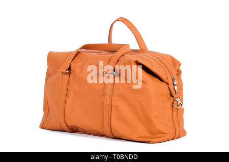 Arancio-marrone borsa in pelle per riporre le cose e che viaggiano su un isolato bianco sullo sfondo. Bagaglio a mano valigia Foto Stock