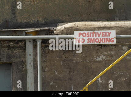 Vietato fumare sulla ringhiera dell edificio industriale Foto Stock