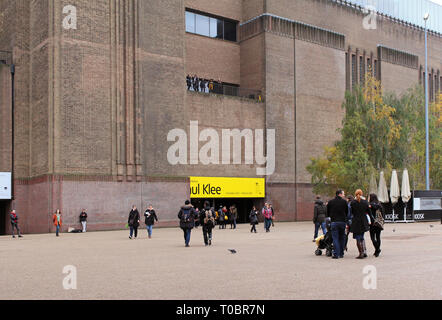 London, Regno Unito - 17 Novembre 2013: Tate Modern Museum entrata a Londra con la gente in attesa nella parte anteriore per ricevere in e attorno a piedi nella parte anteriore. Foto Stock
