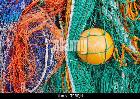 Un groviglio di attrezzi da pesca, impilati sull'Harbourside a Lyme Regis, Dorset, Gran Bretagna. Foto Stock