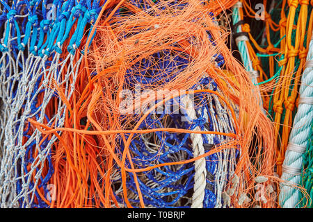 Un groviglio di attrezzi da pesca, impilati sull'Harbourside a Lyme Regis, Dorset, Gran Bretagna. Foto Stock