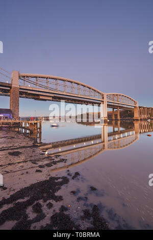 Una vista del tramonto del Tamar ponti, attraverso l'Hamoaze, estuario del fiume Tamar, collegando Plymouth in Devon e Saltash in Cornovaglia, Gran Bretagna. Foto Stock