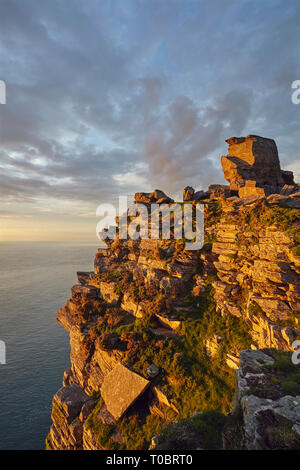 Di sera il sole illumina Rupi costiere; a valle di rocce, vicino a Lynton, Parco Nazionale di Exmoor, Devon, Southwest England, Gran Bretagna. Foto Stock