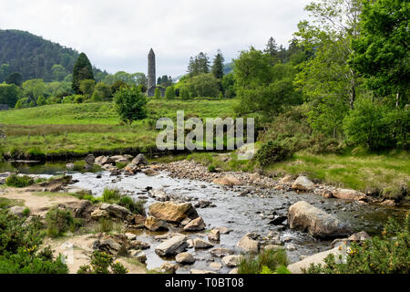 Glendalough è un villaggio con un monastero nella contea di Wicklow, Irlanda. Foto Stock