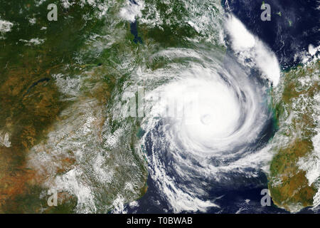 Cyclone Idai dirigendosi verso il Mozambico e Zimbabwe nel 2019 - Elementi di questa immagine fornita dalla NASA Foto Stock