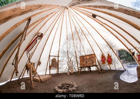 All'interno di un wigwam con alcuni effetti personali Foto Stock