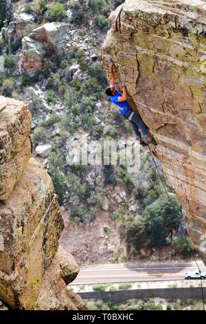 Arrampicata su Steve's Arete Foto Stock