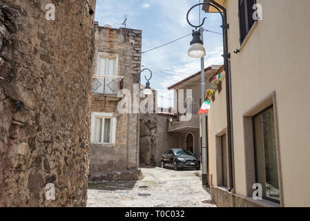 Le vecchie case in pietra, legno, nel villaggio di Oliena, Provincia di Nuoro, isola di Sardegna, Italia Foto Stock