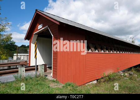 Cartiera ponte coperto in Bennington cade Vermont oltre il Fiume Wallomsac. Foto Stock