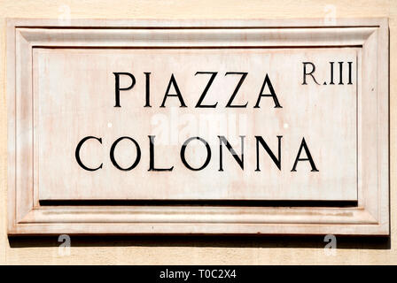 Un cartello stradale di Piazza Colonna in Roma - Italia. Foto Stock