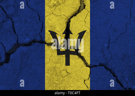 Bandiera di Barbados sulla massa rotto. Bandiera nazionale di Barbados. Un terremoto o un concetto di siccità Foto Stock