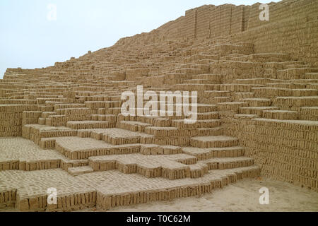 Huaca Pucllana, resti di antichi adobe e piramide di argilla in Miraflores Lima, Perù Foto Stock