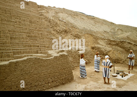 Figure di Cera di un antico popolo che rende omaggio alle divinità in Huaca Pucllana pre rovine Inca nel quartiere Miraflores, sito archeologico a Lima in Perù Foto Stock