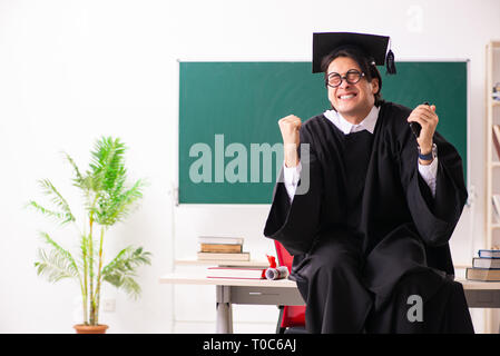 Studente laureato nella parte anteriore della scheda verde Foto Stock