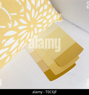 I colori di vernice campioni con campioni di tessuti di rivestimento tessile. Moderno home interior decor e design. Foto Stock