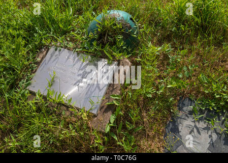 Novgorod, Myasnoy Bor village, Russia - Agosto 14, 2018: il luogo di sepoltura dei soldati morti al monumento in memoria dei soldati e dei prompt d Foto Stock