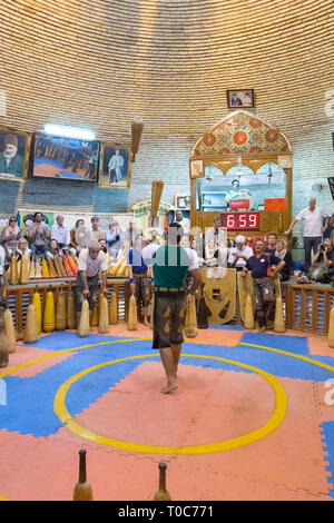 Uomo di formazione presso Saheb un Zaman club, Yazd, Iran Foto Stock