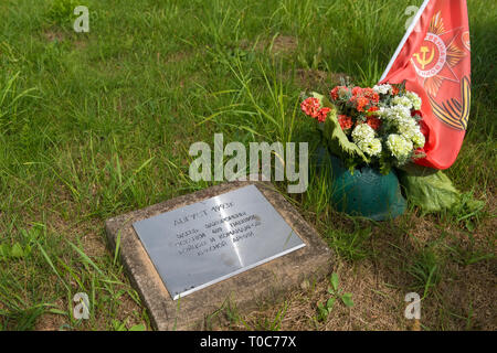 Novgorod, Myasnoy Bor village, Russia - Agosto 14, 2018: il luogo di sepoltura dei soldati morti al monumento in memoria dei soldati e dei prompt d Foto Stock