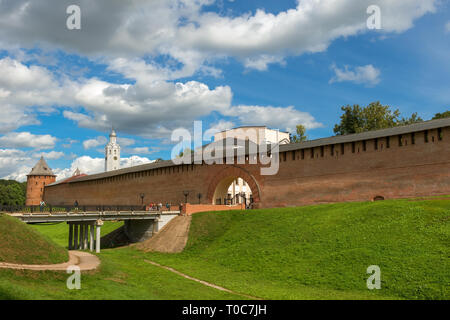 Novgorod, Myasnoy Bor village, Russia - Agosto 14, 2018: Risurrezione arch e il ponte in entrata al Cremlino. Le mura e le torri del Novg Foto Stock